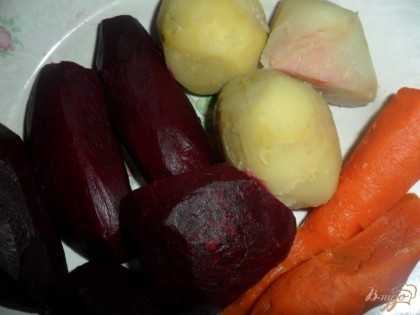 Картофель, морковь и свеклу отварить до готовности. Почистить.