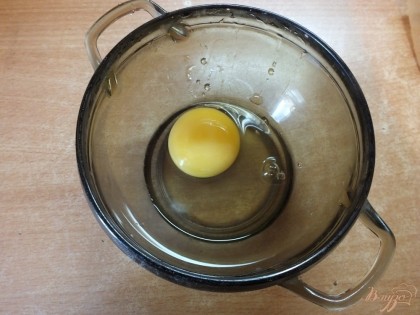 Одно куриное яйцо взбиваем вилкой. В зависимости от размера яиц уйдет от 1,5 до 3 яиц для теста.