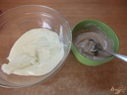 Получаем два заварных крема: белый и темный ( шоколадом).