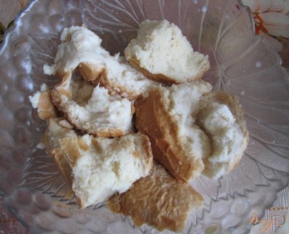 Берем хлебушек (белый) или хлебные сухарики и замачиваем в молочке на 10-15 минут, чтоб хорошо размякло.