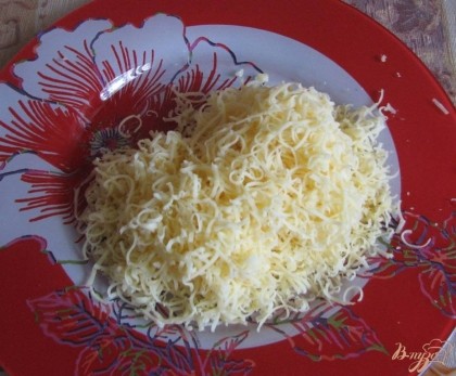 Пока готовиться капуста - трем твердый сыр на средней терке.