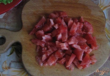 Берем помидоры и 1,5 шт. нарезаем кубиками. Половинку оставляем.