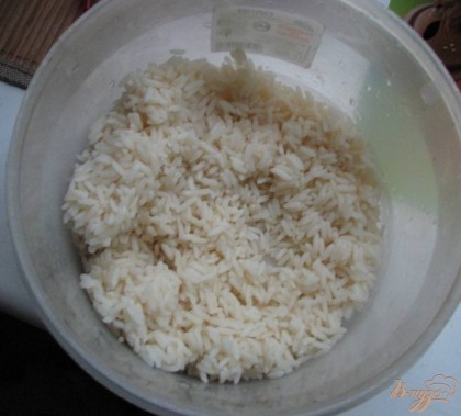 Отвариваем рис практически до готовности – главное в приготовлении риса соблюсти пропорцию одна часть риса не две части воды. Тогда он получиться идеально рассыпчатый, и в меру готовый.