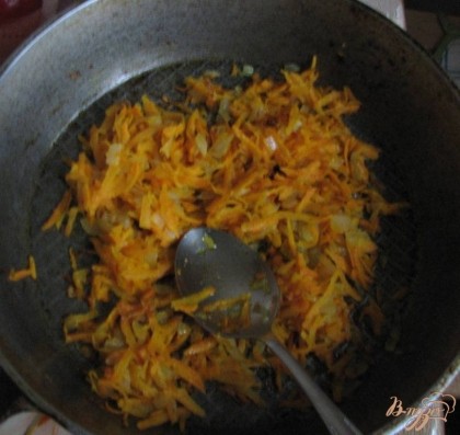На раскаленную сковороду добавляем несколько капель масла и обжариваем лук и морковь до золотистого цвета.