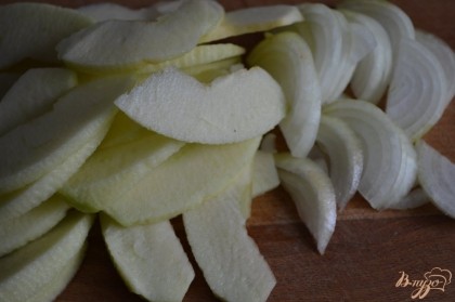 Яблоко почистить от кожуры и нарезать на дольки. Луковицу нарезать полукольцами.