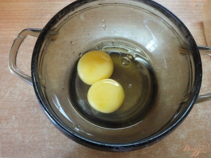 Два яйца (третье в запасе) взбиваем вилкой.