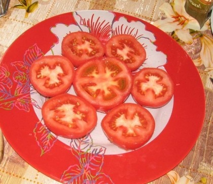 Берем средние спелые помидорчики, моем и разрезаем на половинки, т.о., чтоб у нас получились "стоячие" бочонки и выкладываем нарезанные заготовки на блюдо.