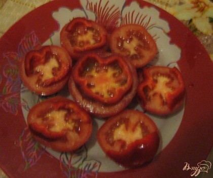 На приготовленные половинки помидор выкладываем перчик, солим и перчим по вкусу.