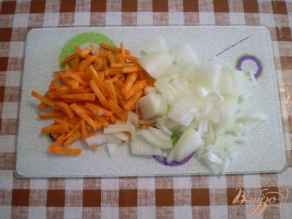 Подготовьте овощи для жарки.