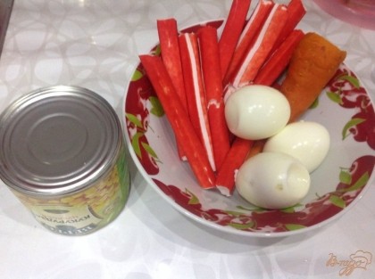 морковь и яйца отварить.