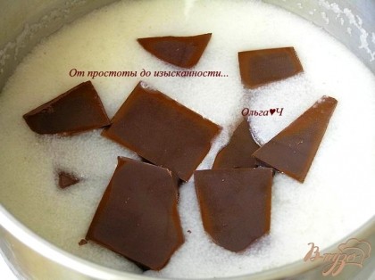 Сварить густую манную кашу на воде, добавить шоколад,