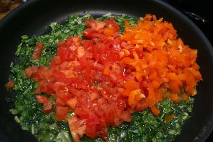 Начинка:<br>Мелко нарезать зеленый лук, шпинат, салат, перец, зелень петрушки. Кубиками нарезать помидоры.