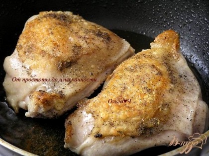 Куски курицы посолить, поперчить, обжарить  с двух сторон на растительном масле до румяной корочки. Выложить в миску.
