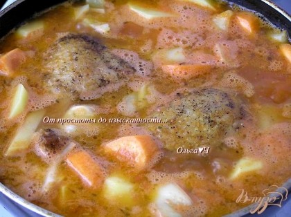 Влить томаты, довести до кипения, вернуть курицу в сковороду. Добавить крупно нарезанный картофель и морковь. Долить воды так, чтобы едва покрвывала содержимое сковородки. Тушить 20 минут.