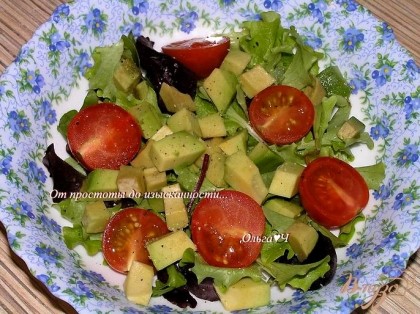 Мякоть авокадо нарезать кубиками, черри пополам, выложить на салат, присолить, поперчить.