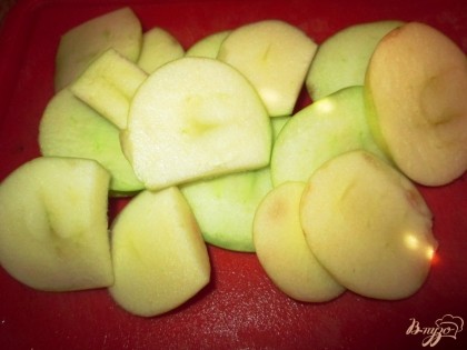 Яблоки и груши нарезаем кружочками.