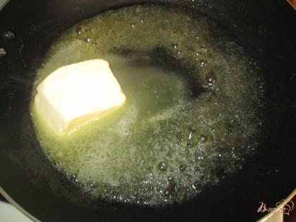 Кусочек сливочного масла растопим на сковороде.