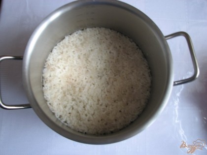 Отвариваем рис соблюдая пропорцию – одна часть риса на две части воды.