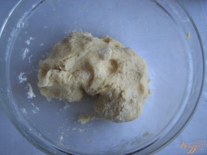 Тесто очень легко меситься, сначала образуется масляная крошка, а потом оно становиться эластичным, за счет присутствия в составе сметаны.