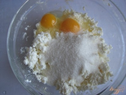 Готовим творожную начинку. Для этого берем творог, сахар  - &#189; стакана и куриные яйца. Все тщательно взбиваем миксером на максимальной скорости 1-2 минуты.