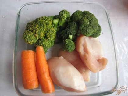 Подготавливаем необходимые для котлет ингредиенты:  для этого разделяем на кусочки куриное филе, овощи (капусту брокколи, морковь  и репчатый лук) чистим и моем под струей проточной воды.