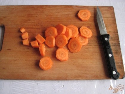 Нарезаем кружочками морковь.