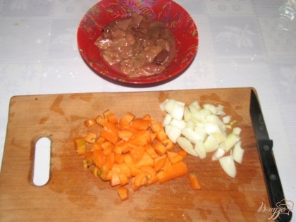 Подготавливаем все ингредиенты:  чистим и режем мелкими кусочками морковь и репчатый лук. Печень промываем под проточной водой и удаляем пленочки. Режем на мелкие кусочки.