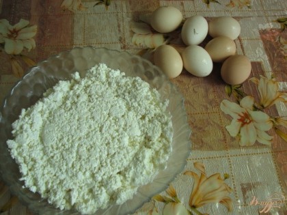 Подготавливаем творог и домашние яйца.