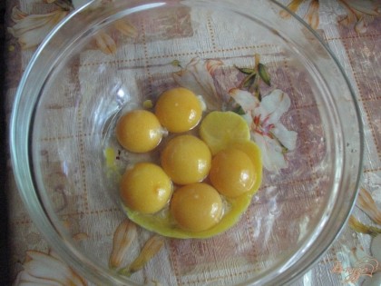 Яйца следует разделить на белки и желтки и поместить их в разные ёмкости.
