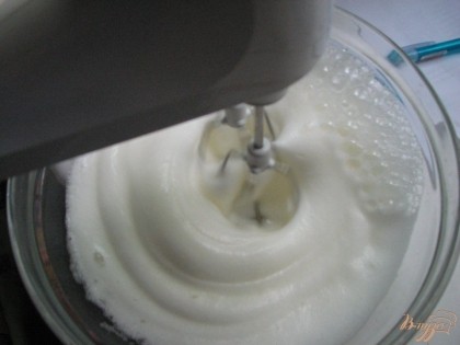 Чтобы белки хорошо взбились в густую пену – добавим каплю соли.
