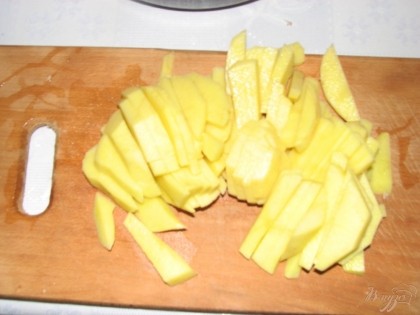 Картофель очищаем и нарезаем полосками.