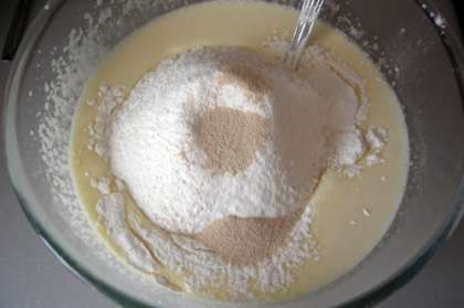 Во взбитые с сахаром яйца добавляем растительное масло и натертые кабачки, тщательно перемешиваем.  
