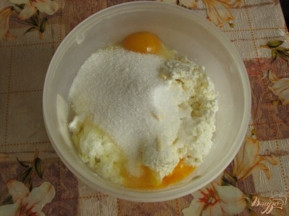 Разбиваем три яйца, кладем сахар и манную крупу.