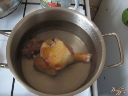 Первое, что необходимо сделать – это приготовить наваристый бульон на домашней курочке. Кладем мясо в холодную воду и варим один час.