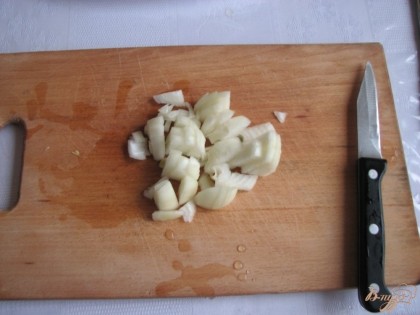 Когда бульон уже готов, мясо стало мягкое – пришла очередь овощей. Первой кладем луковицу, порезанную на мелкие кусочки.