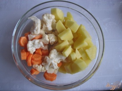 Следом отправляем подготовленные овощи: картофель, морковь и цветную капусту. Варим до готовности, 10-15 минут.