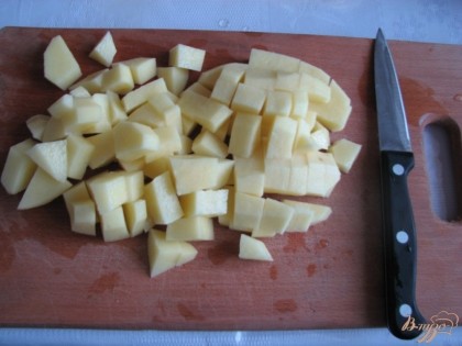 Картофель следует почистить, помыть и нарезать небольшими кубиками.