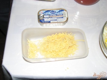 Твердый сыр следует натереть на мелкой терке.
