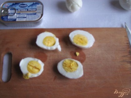Отварные куриные яйца разрезаем напополам – желтки мелко рубим в салат, а белки оставим для подачи салата.