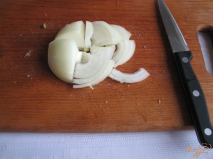 Репчатый лук режем четверть кольцами и добавляем в салат.