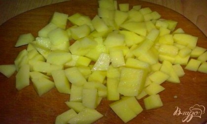 Картофель очистить, вымыть и нарезать небольшими кубиками.