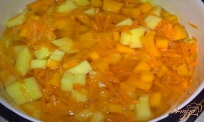 Нарезанные овощи сложить в кастрюлю, залить водой и варить до мягкости.