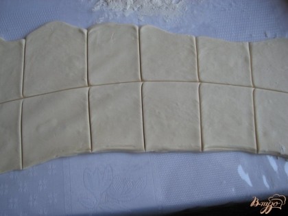 Достаем тесто из морозилки, пусть слегка растает. Затем разрезаем его на небольшие квадратики.