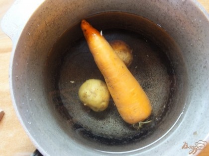 Морковь и картофель хорошенько моем. Ставим варится тоже в соленой воде.
