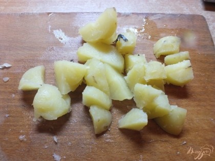 Картофель охлаждаем и снимаем шкурку. Нарезаем кубиками.
