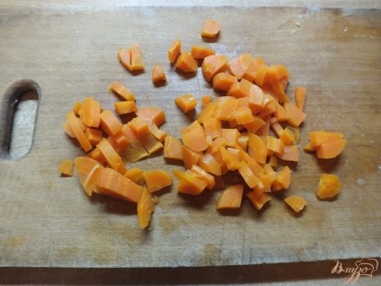С морковки тоже снимаем шкурку и нарезаем кубиками помельче, чем картошку.