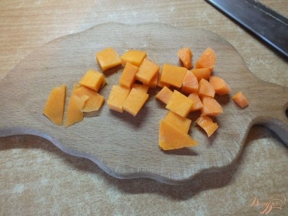 Тыкву нарезаем крупными кубиками. Можно смешать ее пополам с морковью.