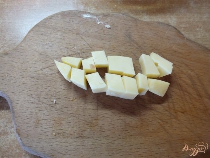 Сыр нарезаем крупно, немного крупнее чем тыкву и кабачок.