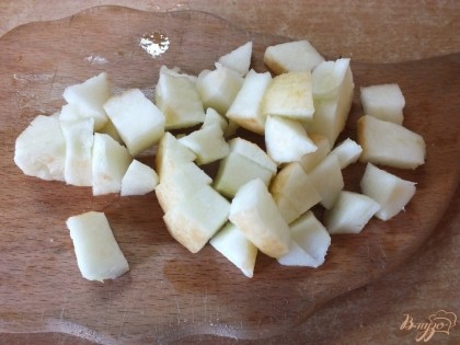 Нарезаем яблоко мелкими кубиками.