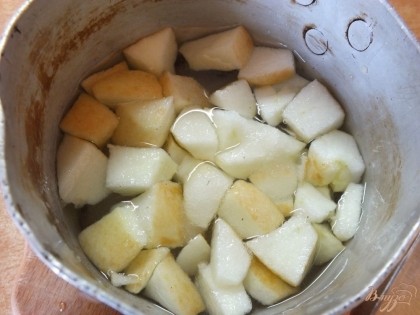Складываем в утварь для нагревания добавив сахар. К кислым яблокам добавьте в два раза больше сахара.